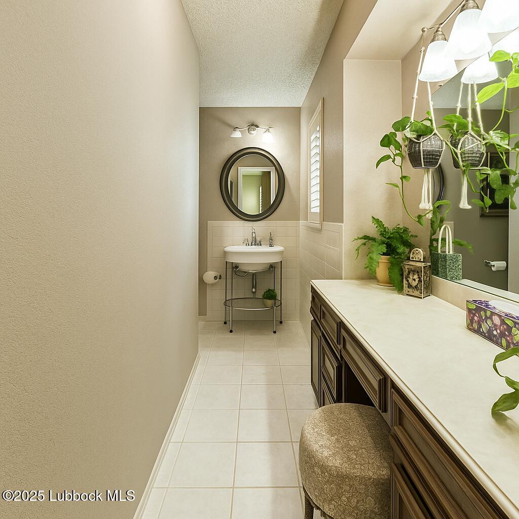 208 South Holliday Plainview, TX 79072 - Photo 13 of 32 a room with a sink a table and a potted plant
