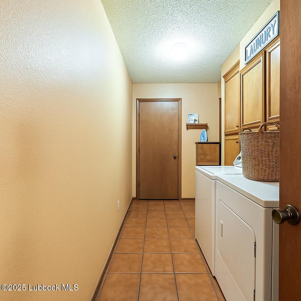 208 South Holliday Plainview, TX 79072 - Photo 24 of 32 a bathroom with a sink and a mirror