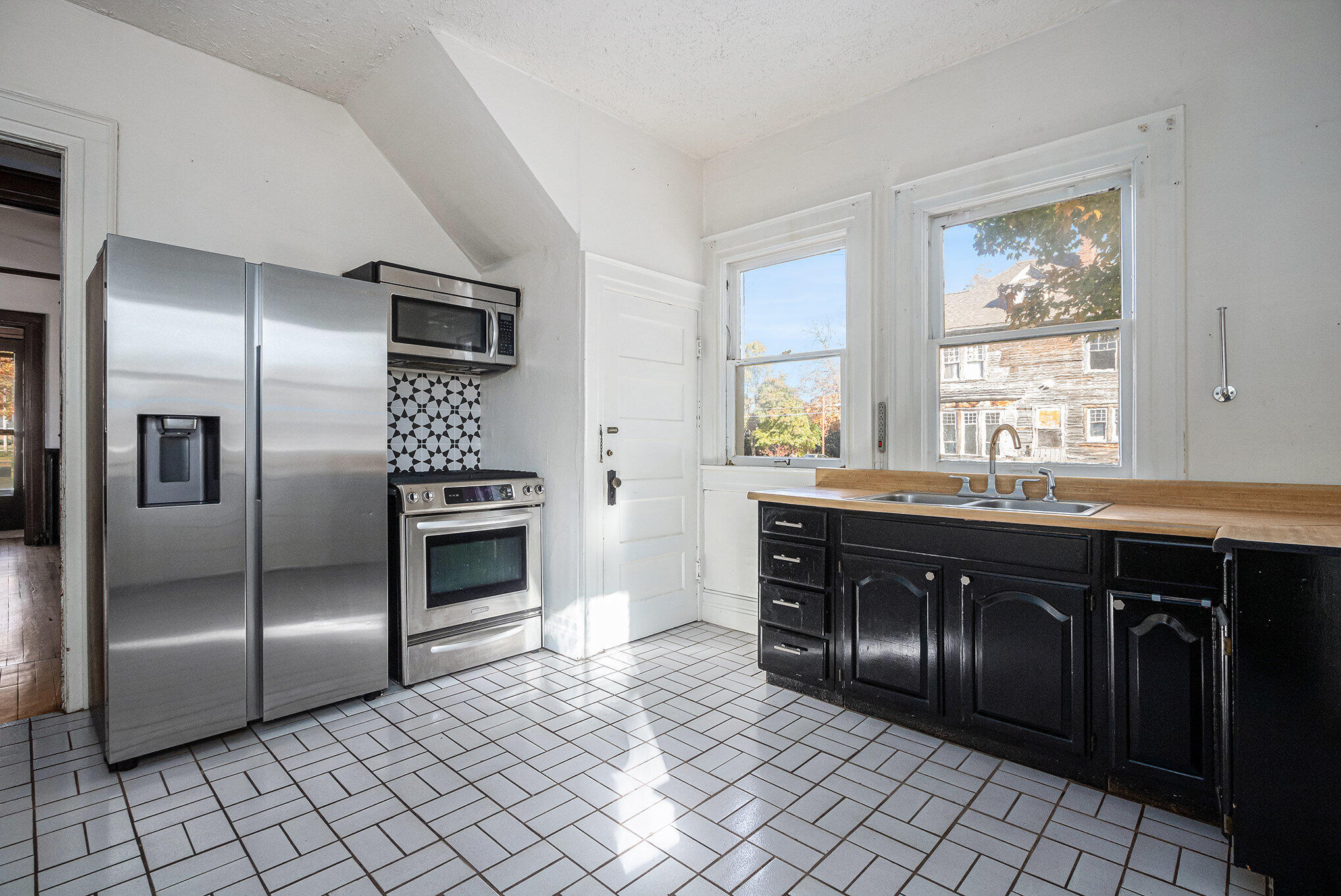 490 Territorial Road Benton Harbor, MI 49022 - Photo 8 of 25 010_file_394