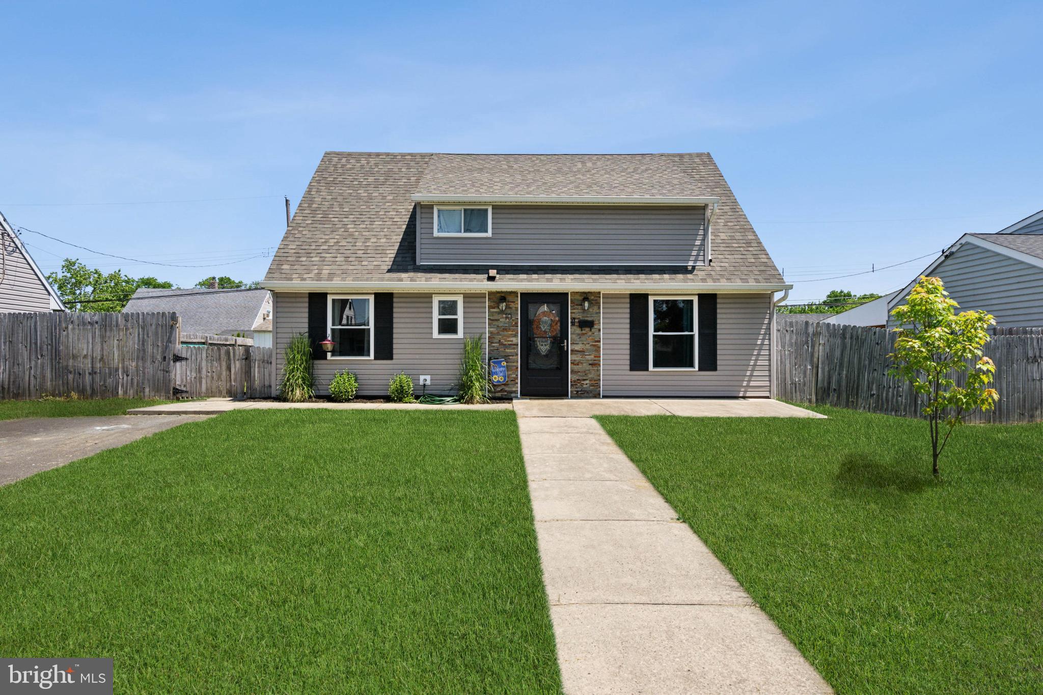 10 Greenbriar Road Levittown, PA 19057 - Photo 1 of 25 Gallery Image 1