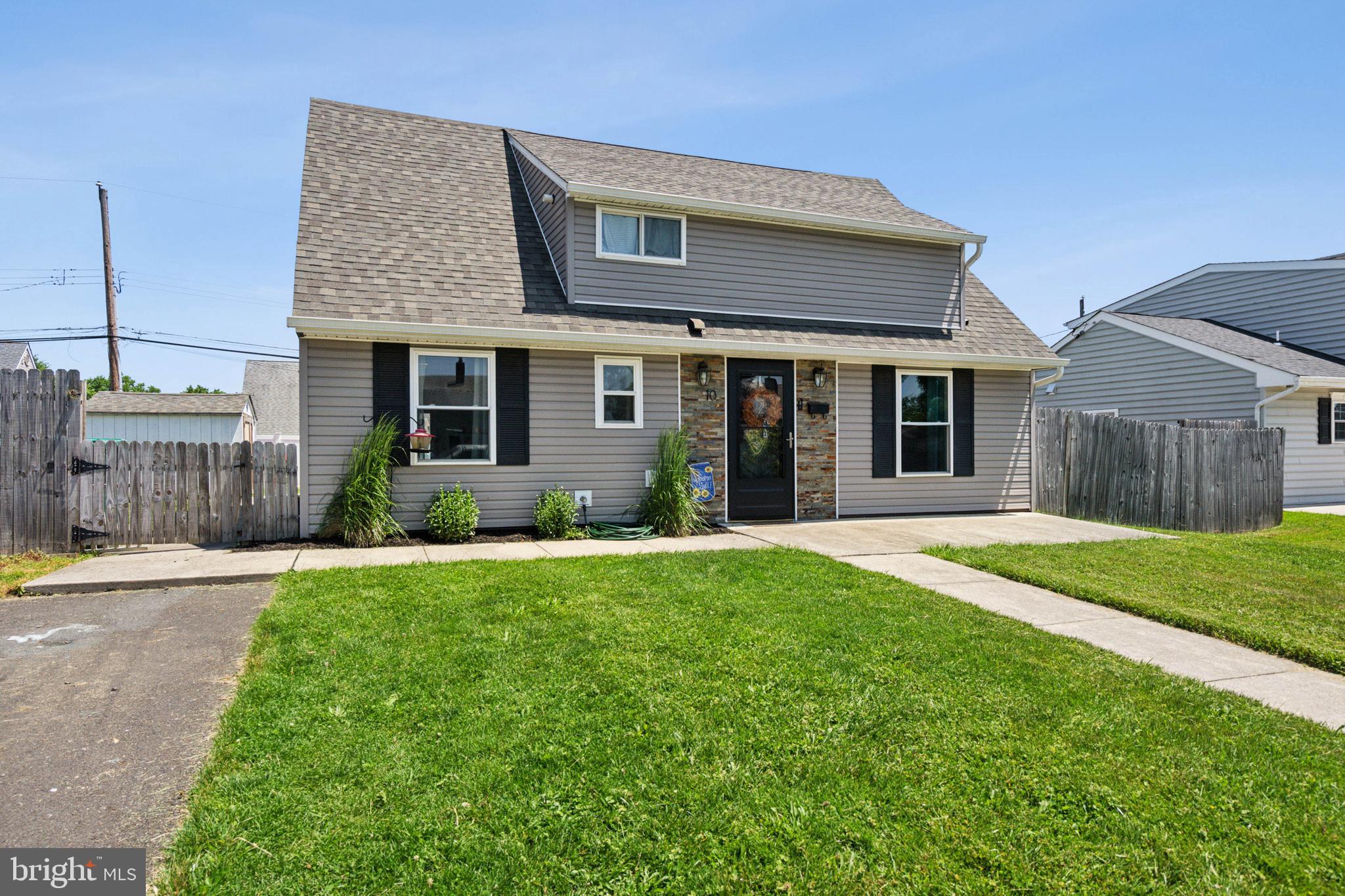 10 Greenbriar Road Levittown, PA 19057 - Photo 2 of 25 Gallery Image 2