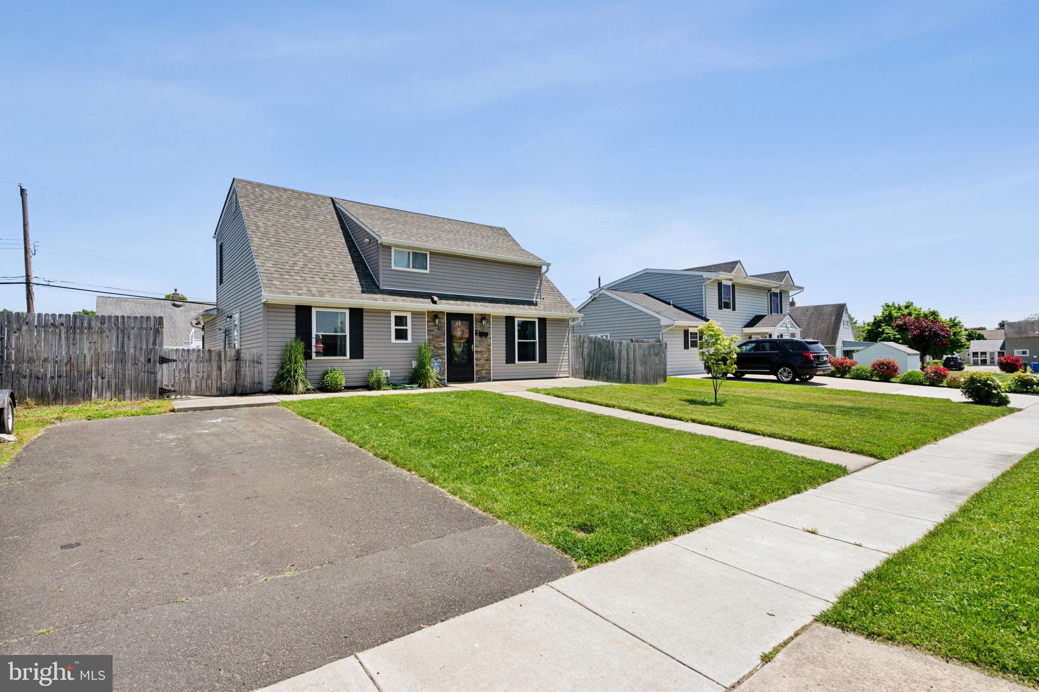 10 Greenbriar Road Levittown, PA 19057 - Photo 3 of 25 Gallery Image 3