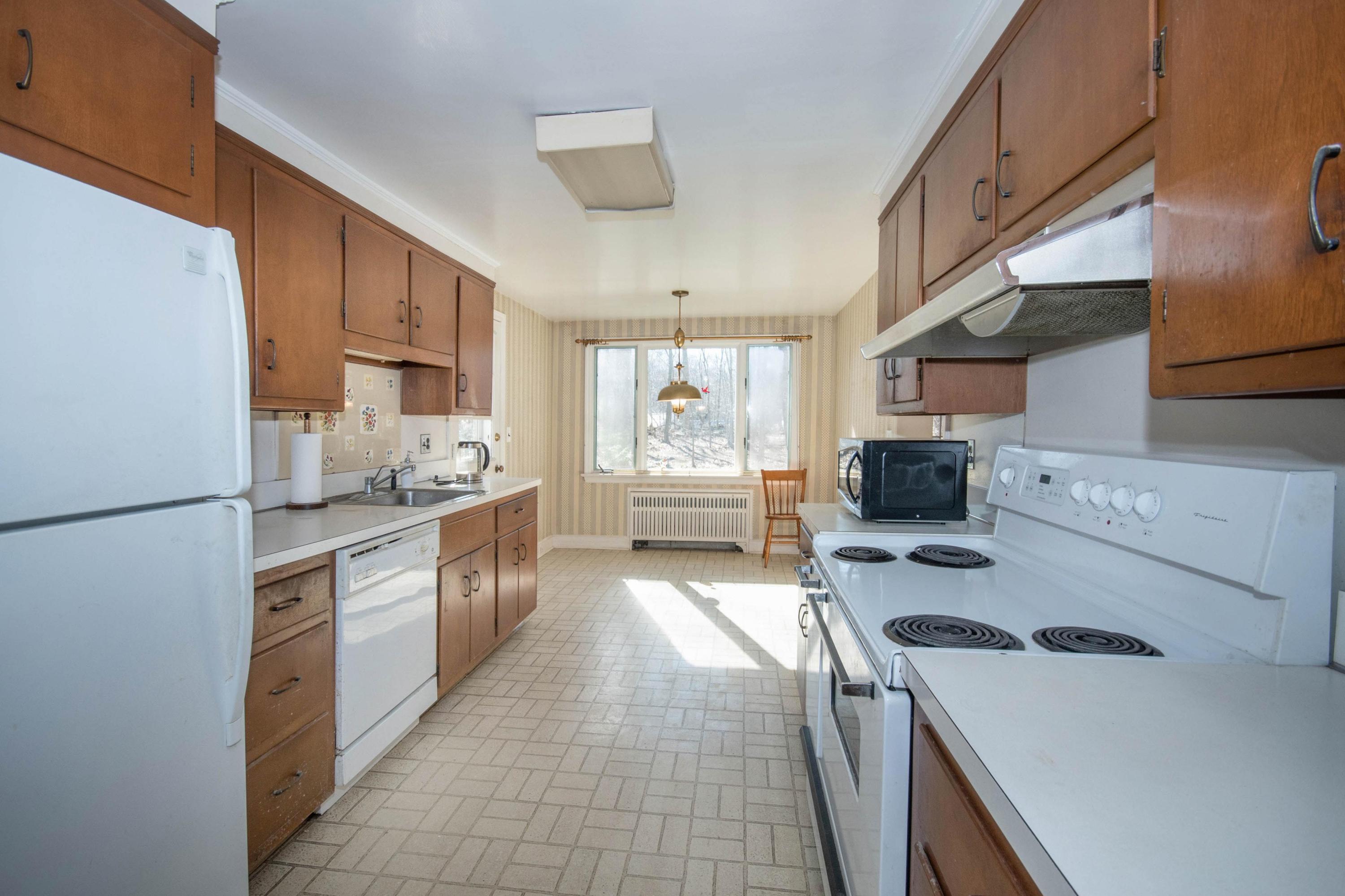 792 Smith Ridge Road New Canaan, CT 06840 - Photo 10 of 18 a kitchen with a stove a sink dishwasher and a refrigerator