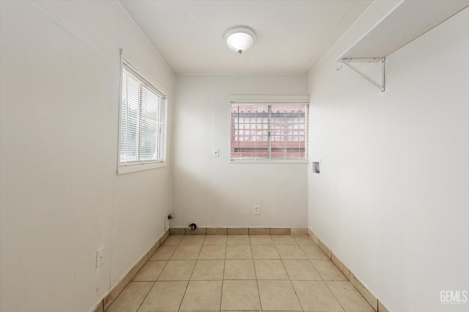 Undisclosed Address Bakersfield, CA 93308 - Photo 27 of 32 an empty room with windows