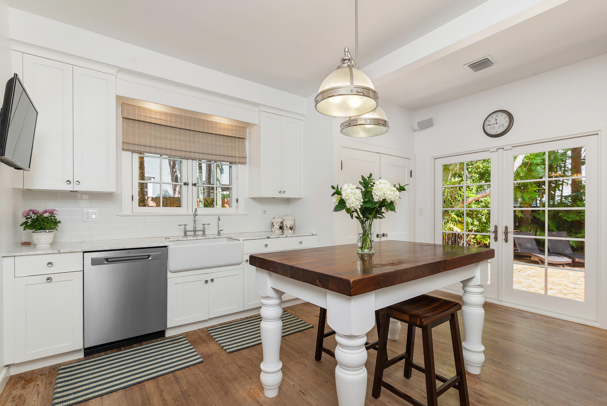 205 Westminster Road West Palm Beach, FL 33405 - Photo 13 of 37 a kitchen with a table and chairs in it