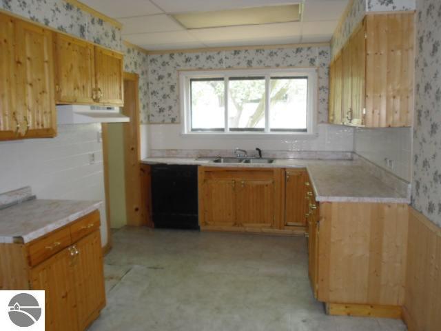 326 Garfield Road Traverse City, MI 49696 - Photo 7 of 14 1707352-6.JPG