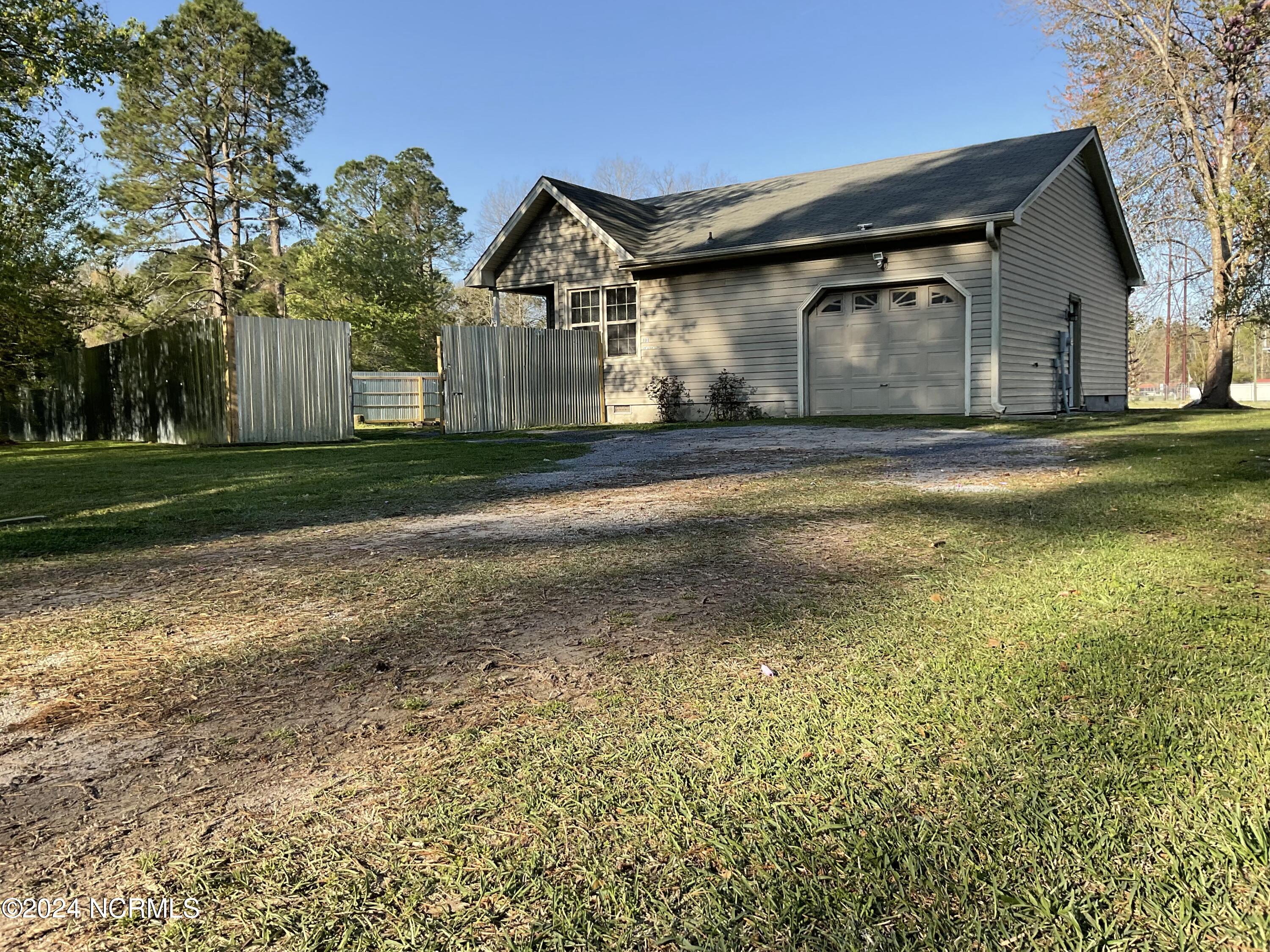 101 Castlegate Road New Bern, NC 28560 - Photo 1 of 18 Front of Home