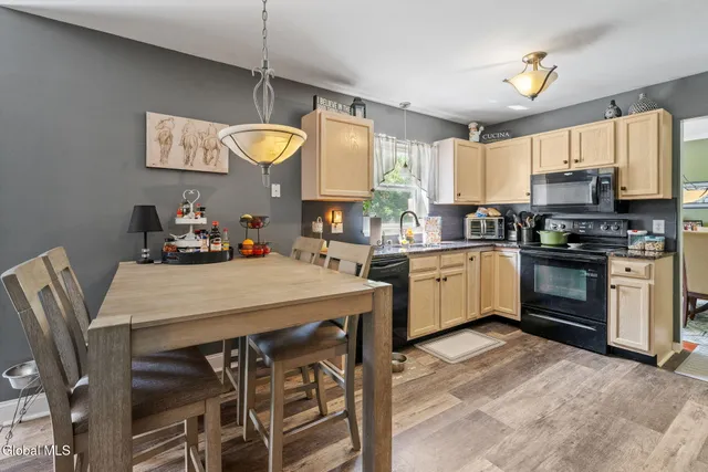 $409,900 | 417 Helderview Drive, Guilderland, NY 12009