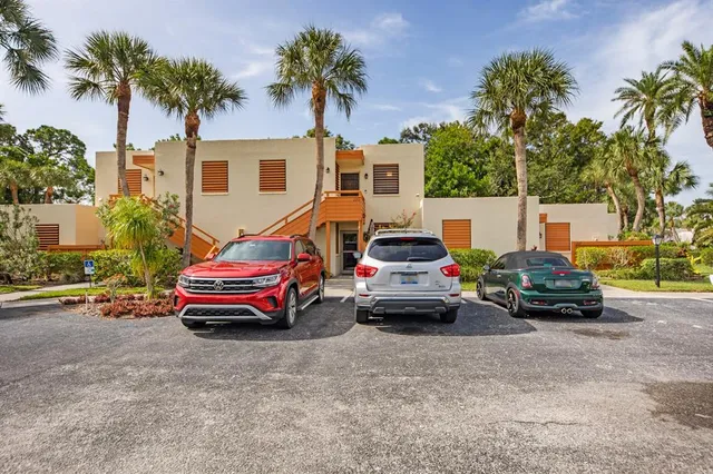$200,000 | 220 Pineneedle Drive, Unit 220, Bradenton, FL 34210