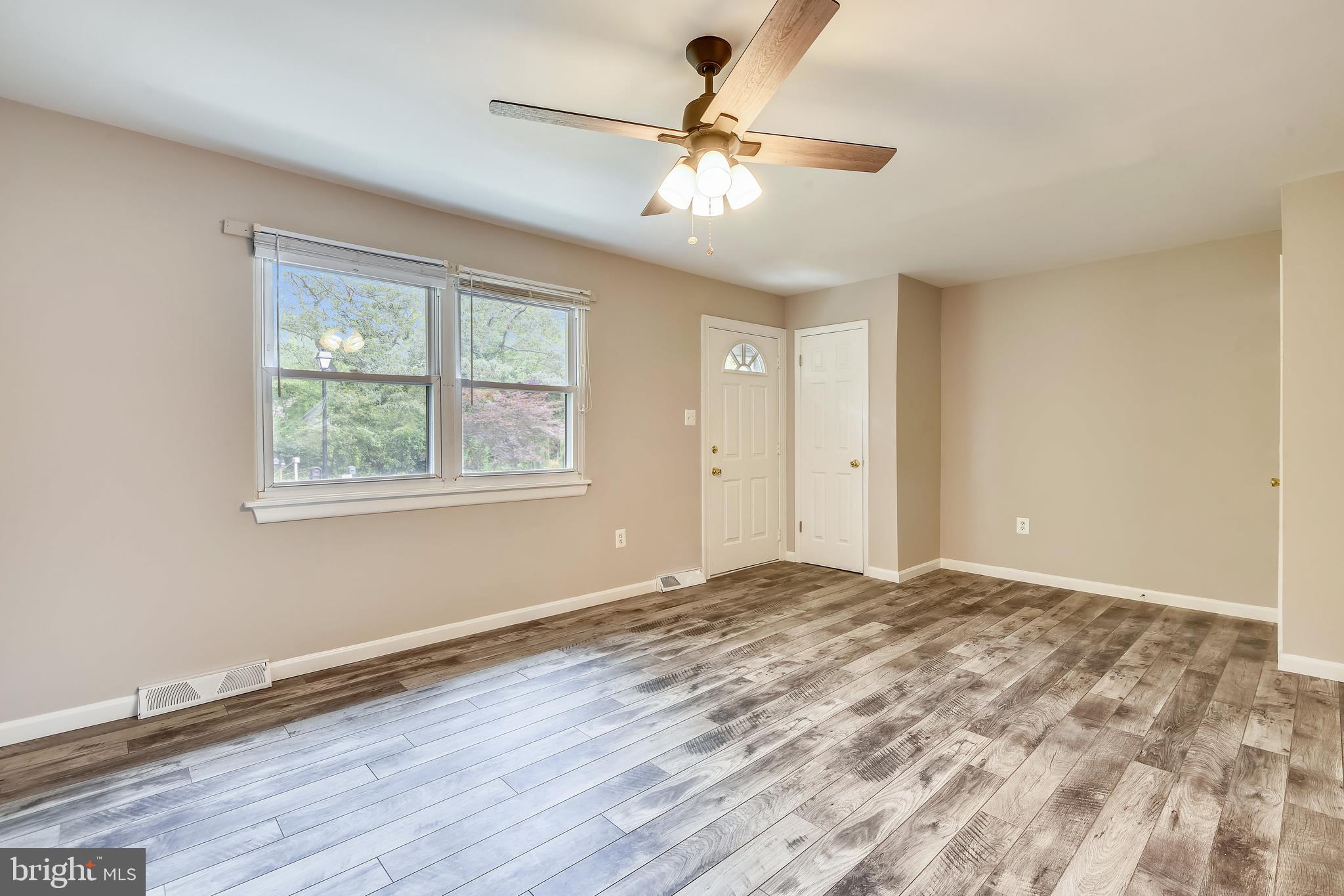 645 Saltzman Road Severna Park, MD 21146 - Photo 3 of 40 Large great room.