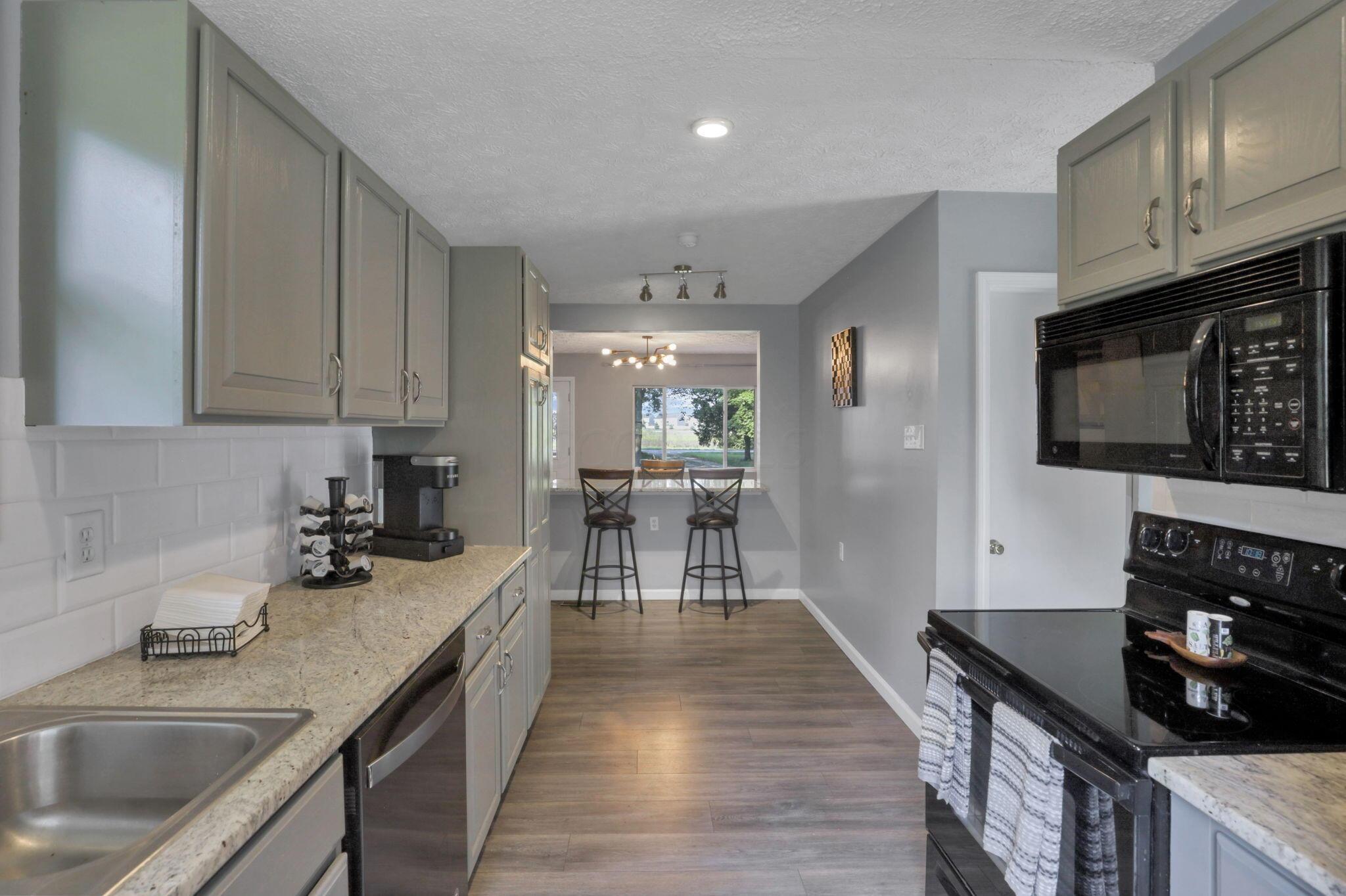 930 Hibbs Road Grove City, OH 43123 - Photo 9 of 45 Kitchen