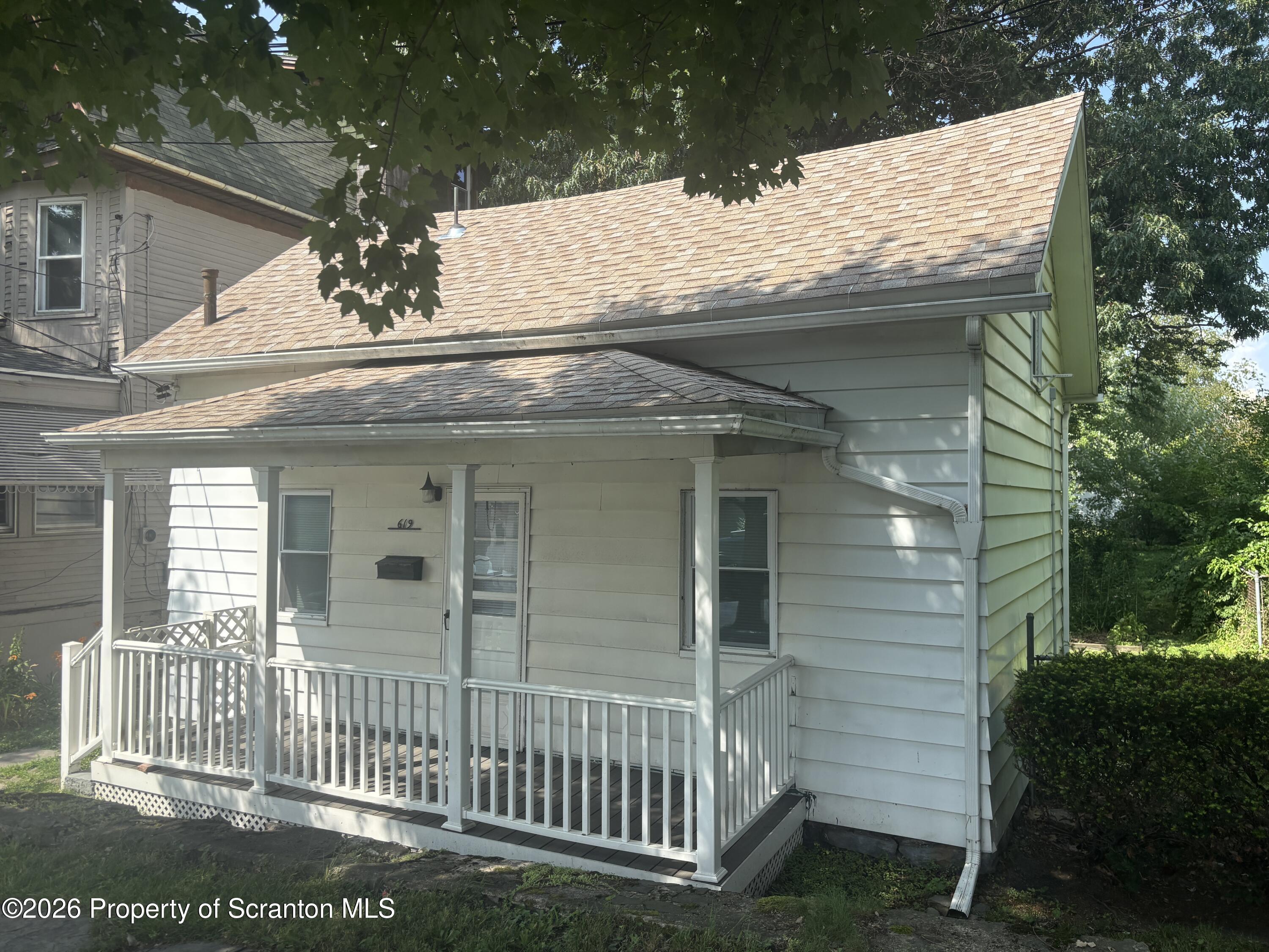 619 Hemlock Street Scranton, PA 18505 - Photo 3 of 26 IMG_9605