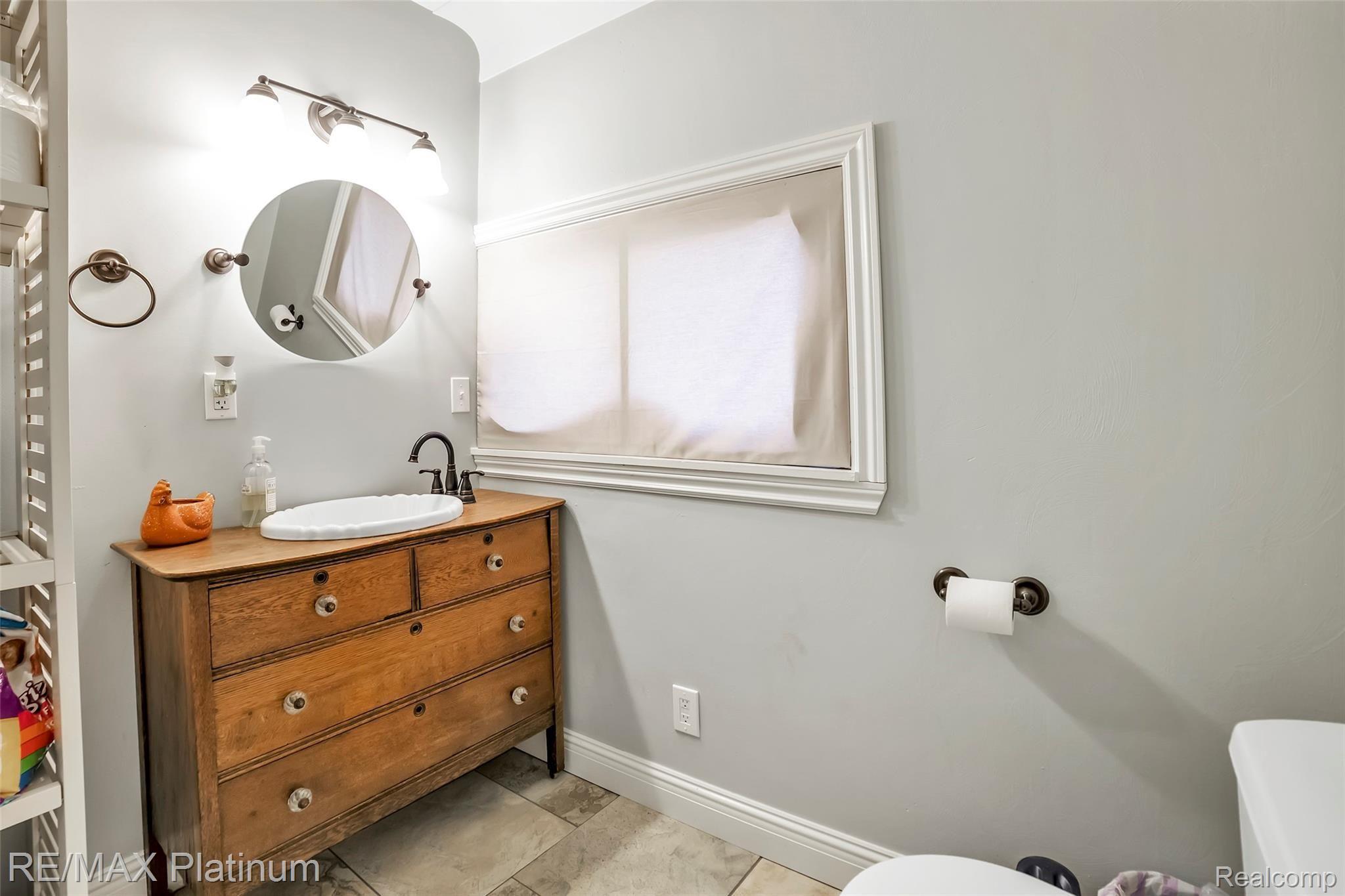 13348 South Reed Road Byron, MI 48418 - Photo 11 of 31 Entry level Powder Room
