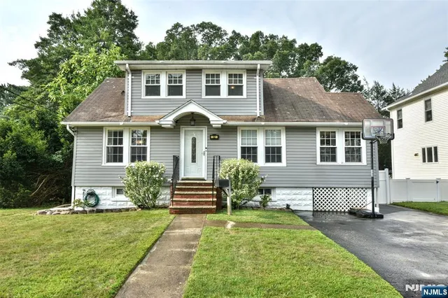 $675,000 | 32 Bergen Avenue, Waldwick, NJ 07463