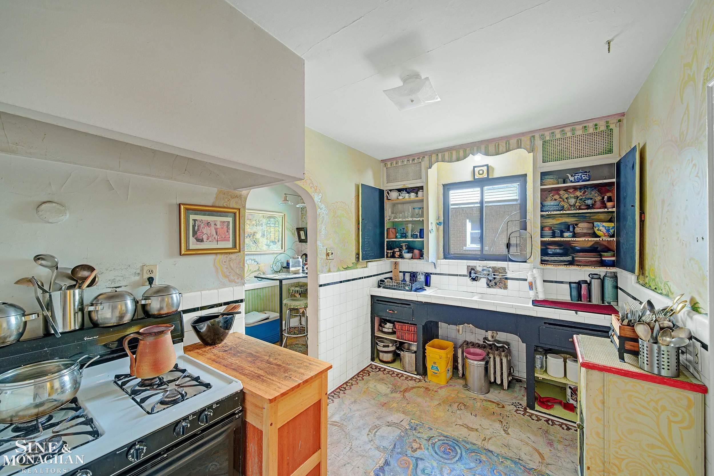 284 Riverside Drive Detroit, MI 48215 - Photo 6 of 39 50151252-2e96ec34-bb77-44c2-b9b0-bde55c666140.JPG