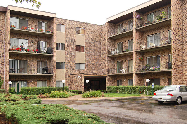 725 West Huntington Commons Road, Unit 116 Mount Prospect, IL 60056 - Photo 1 of 10