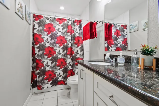 a room with lots of flowers and flowers