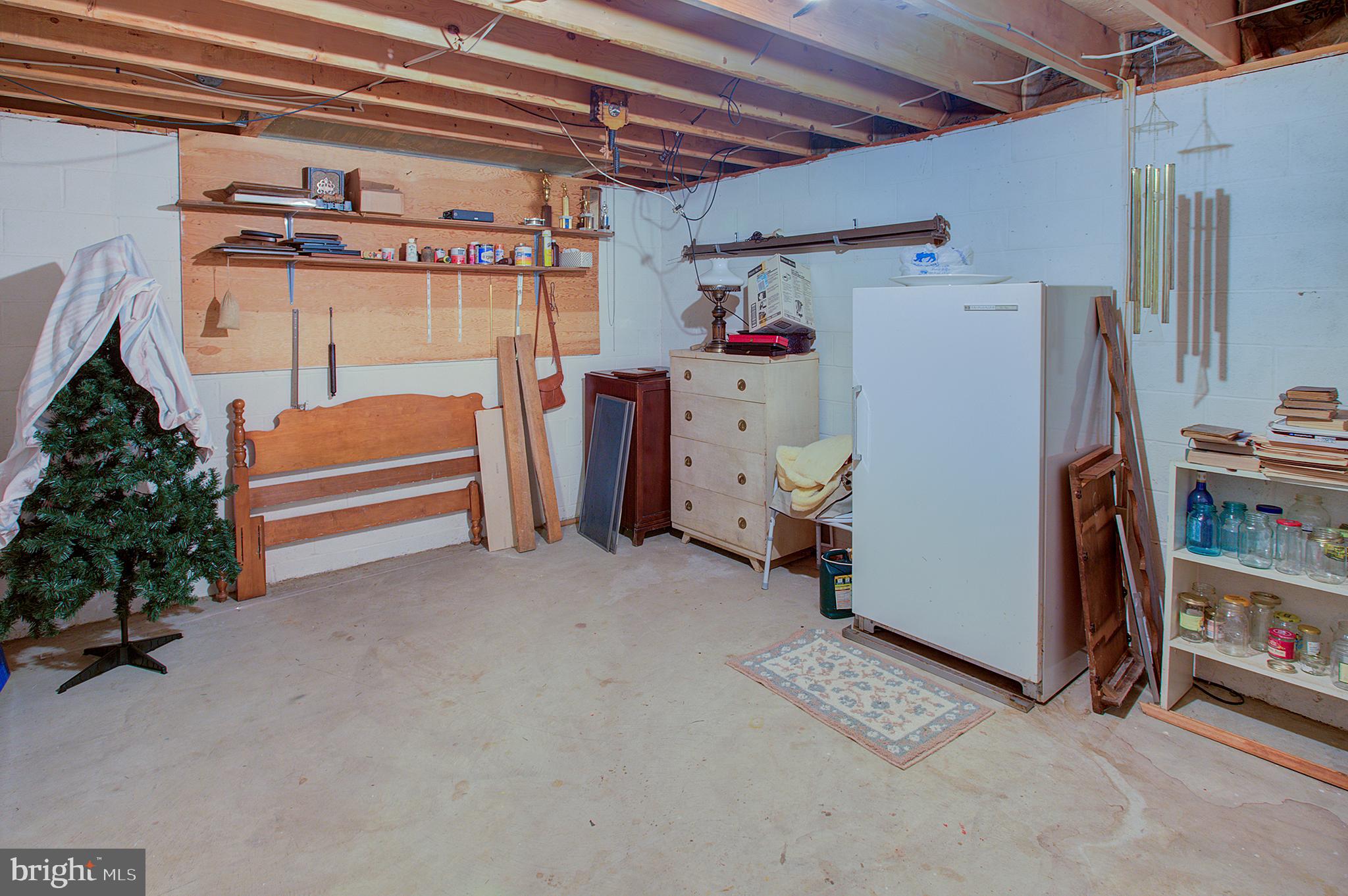 16962 Hamilton Station Road Paeonian Springs, VA 20129 - Photo 24 of 50 Laundry area with freezer