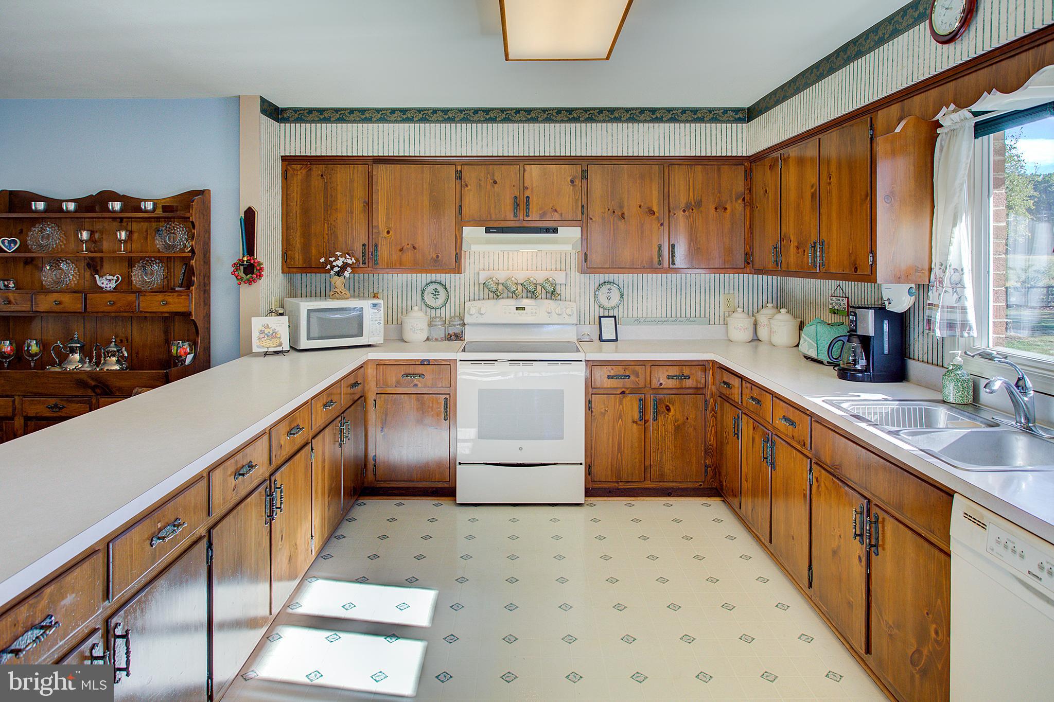 16962 Hamilton Station Road Paeonian Springs, VA 20129 - Photo 4 of 50 Kitchen with large peninsula