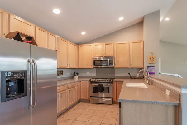 $2,500 | 472 Valentine Way, Unit 472, Oswego, IL 60543