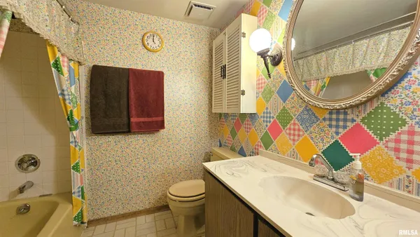 $134,900 | 806 West Broadway Boulevard, Johnston City, IL 62951