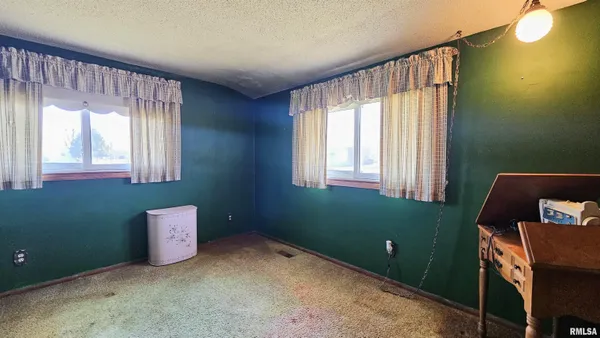 $134,900 | 806 West Broadway Boulevard, Johnston City, IL 62951