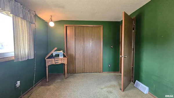 $134,900 | 806 West Broadway Boulevard, Johnston City, IL 62951