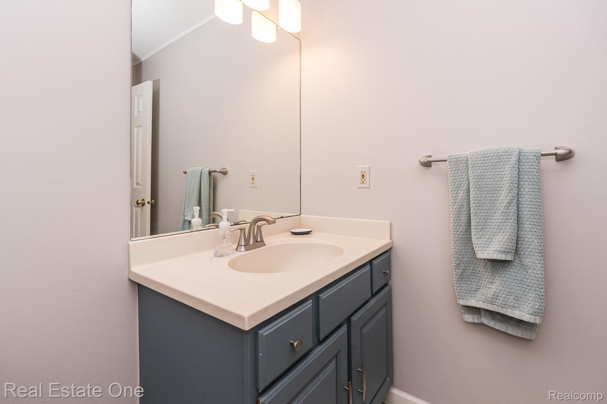 1331 Chestnut Lane Rochester, MI 48309 - Photo 22 of 42 Half Bath