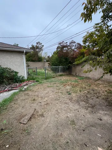 a view of a back yard