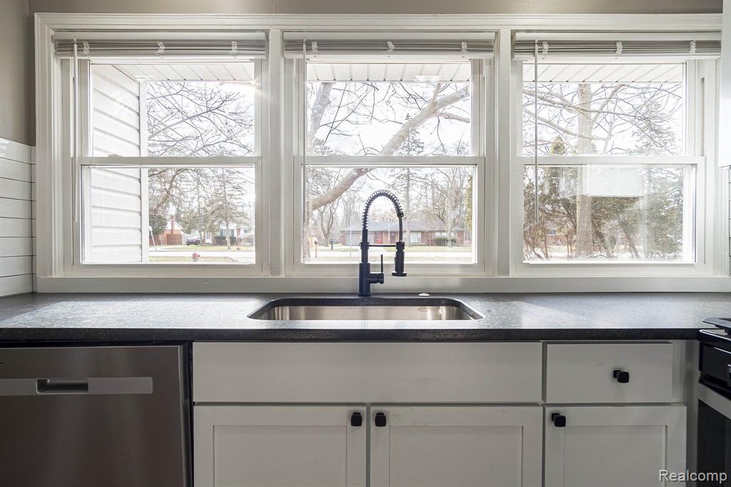 16010 West 13 Mile Road Beverly Hills, MI 48025 - Photo 3 of 21
