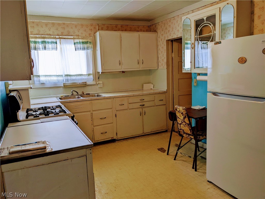 356 Pangborn Road Leavittsburg, OH 44430 - Photo 7 of 23 Kitchen includes appliances
