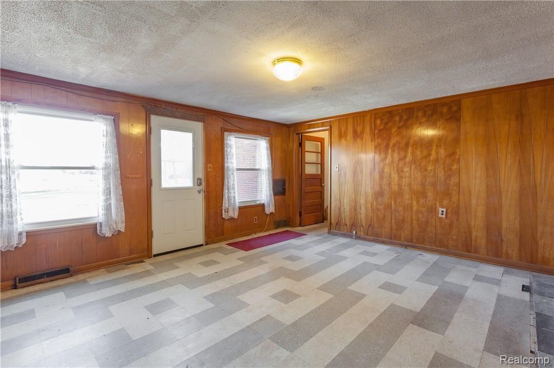 28498 Eureka Road Romulus, MI 48174 - Photo 20 of 23 IMG_3768.jpg