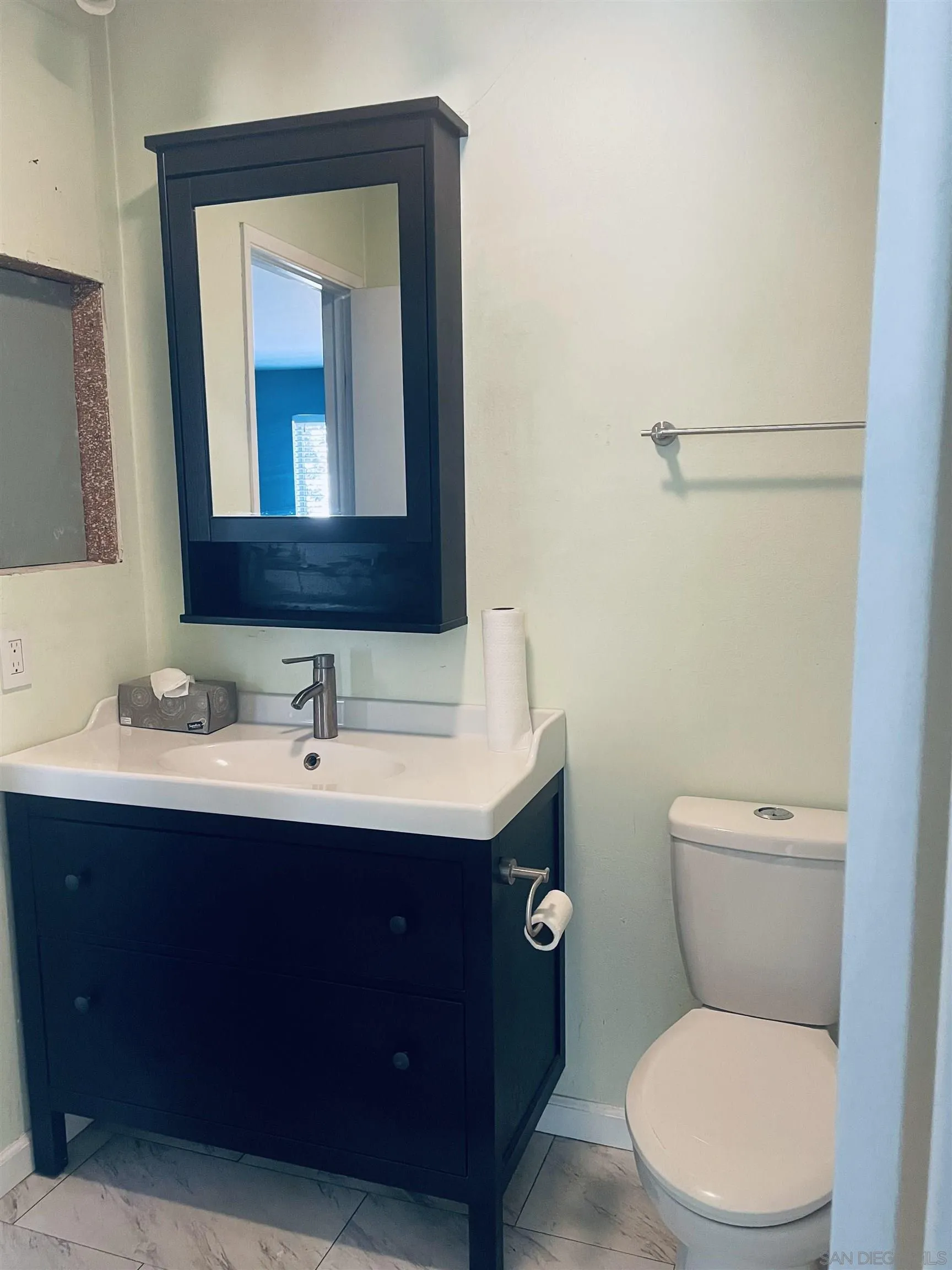242 Village Green Road Encinitas, CA 92024 - Photo 5 of 16 a bathroom with a toilet a sink and mirror