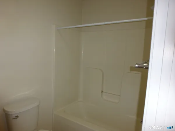 $1,800 | 245 Elizabeth St Extension, Norwich, CT 06360