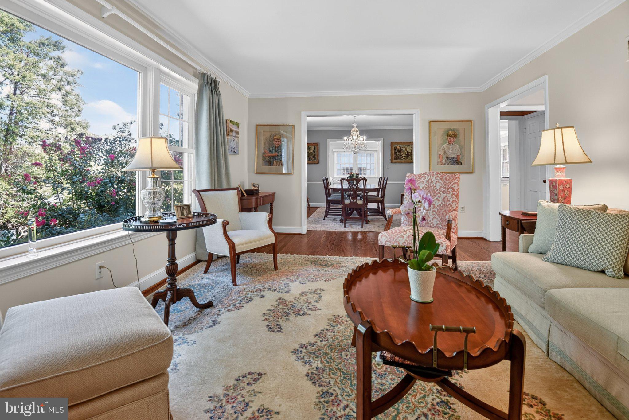 5305 Ridgefield Road Bethesda, MD 20816 - Photo 5 of 43 Living room