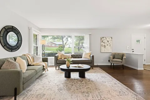$649,000 | 221 West Sheridan Place, Lake Bluff, IL 60044