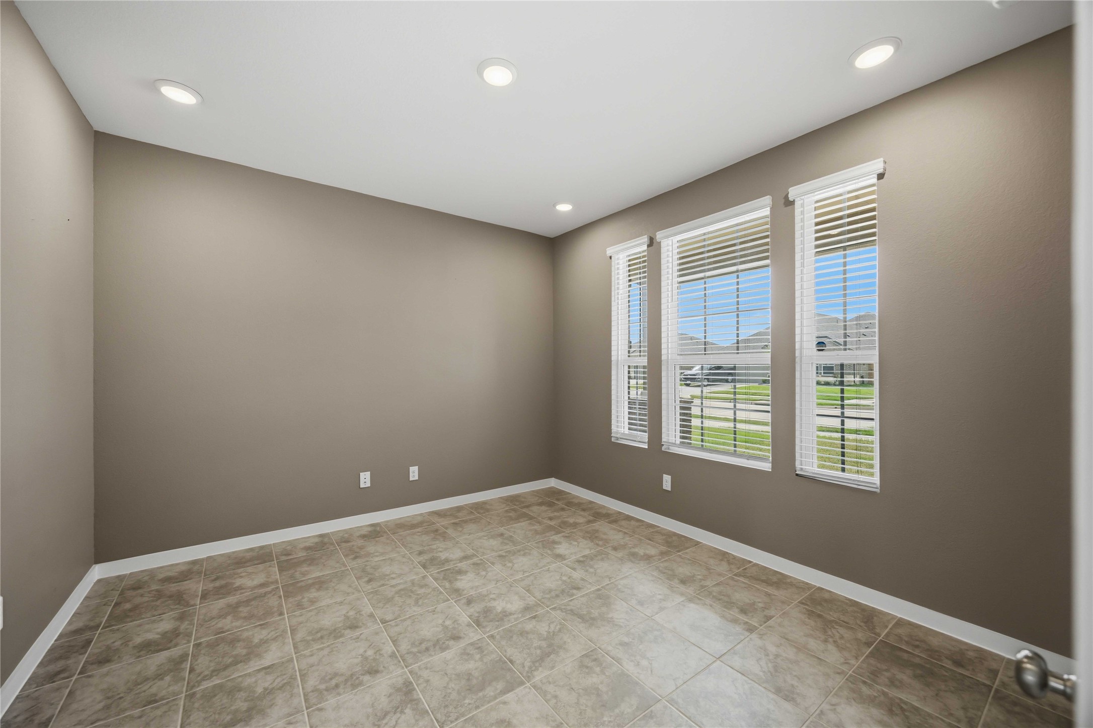 1239 Cascade Hls Drive Rosharon, TX 77583 - Photo 4 of 30 Gallery Image 4