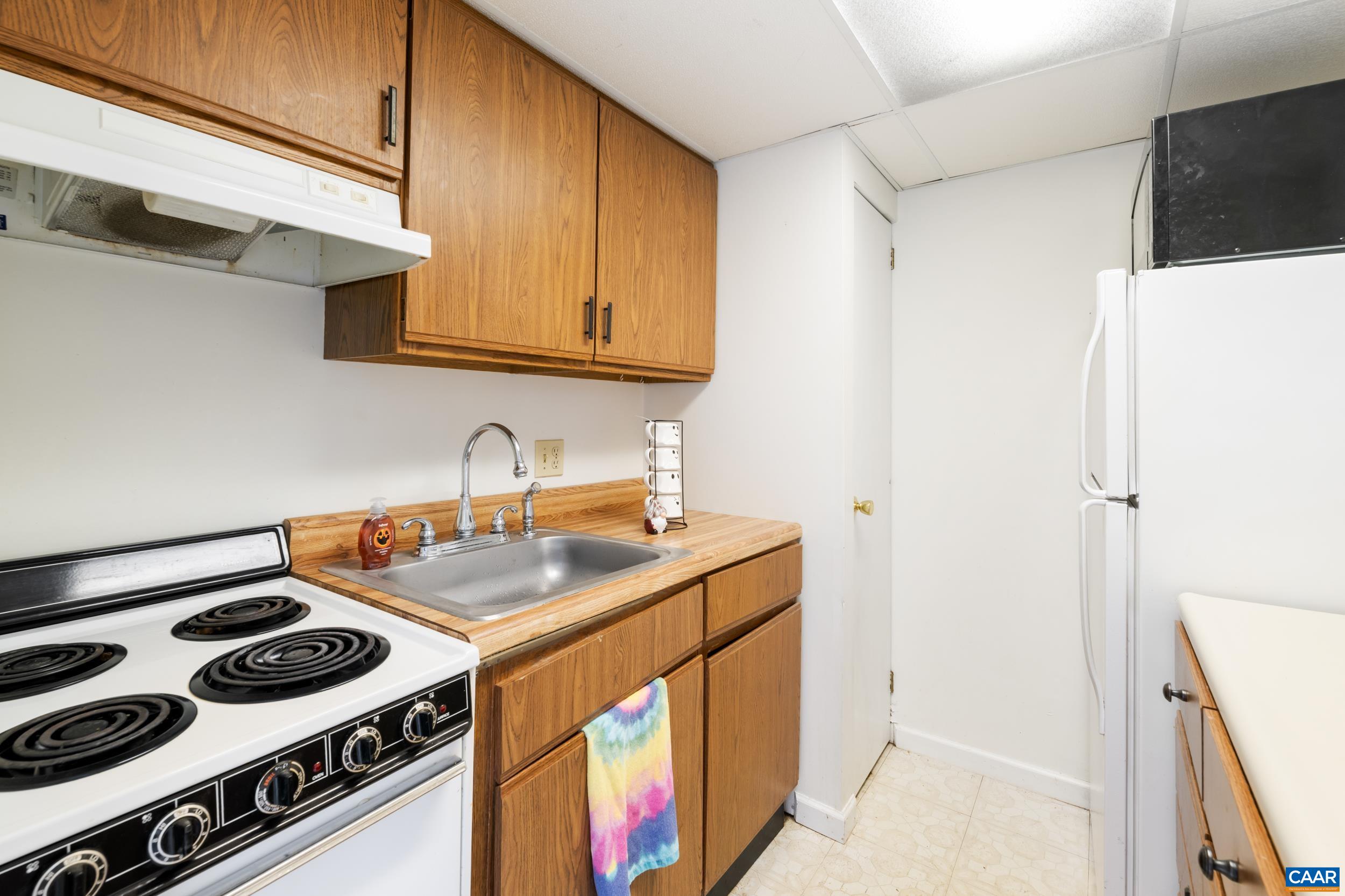 518 Jester Lane Charlottesville, VA 22911 - Photo 38 of 53 a kitchen with a stove and a sink