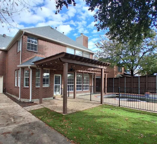 a view of a yard with a tree