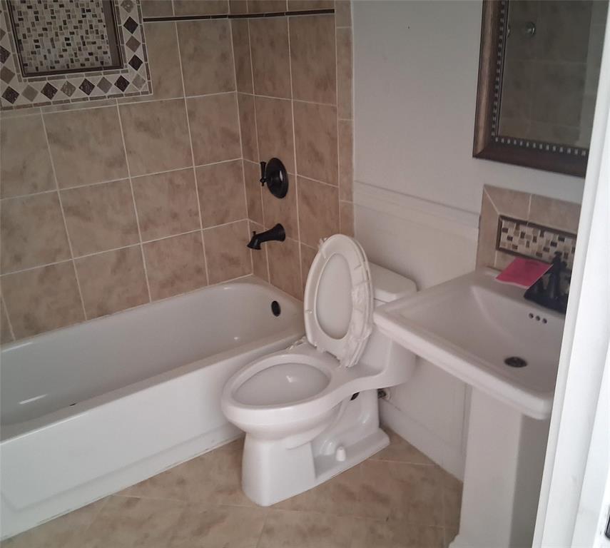 1123 Hampton Drive Allen, TX 75013 - Photo 26 of 33 a bathroom with a sink a toilet and bathtub