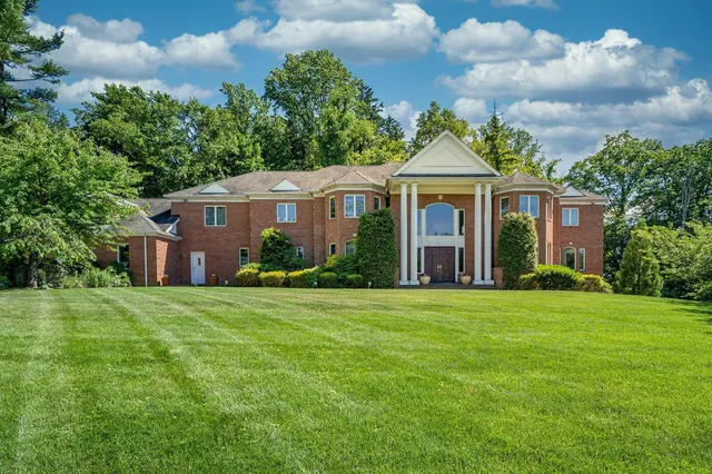 $2,299,999 | 3 Vandalay Court, Scarsdale, NY 10583