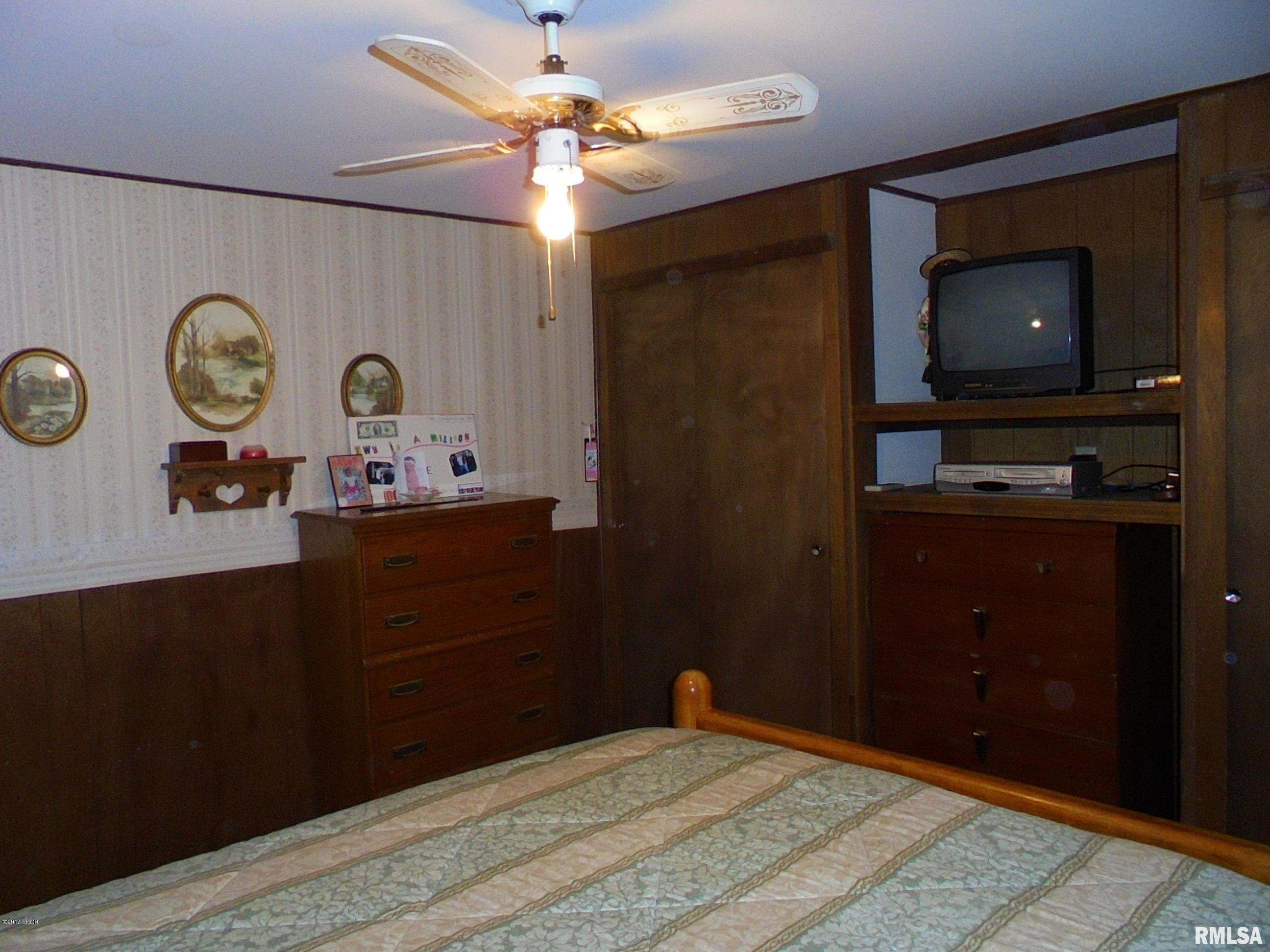 405 South Shaw Street Harrisburg, IL 62946 - Photo 15 of 28