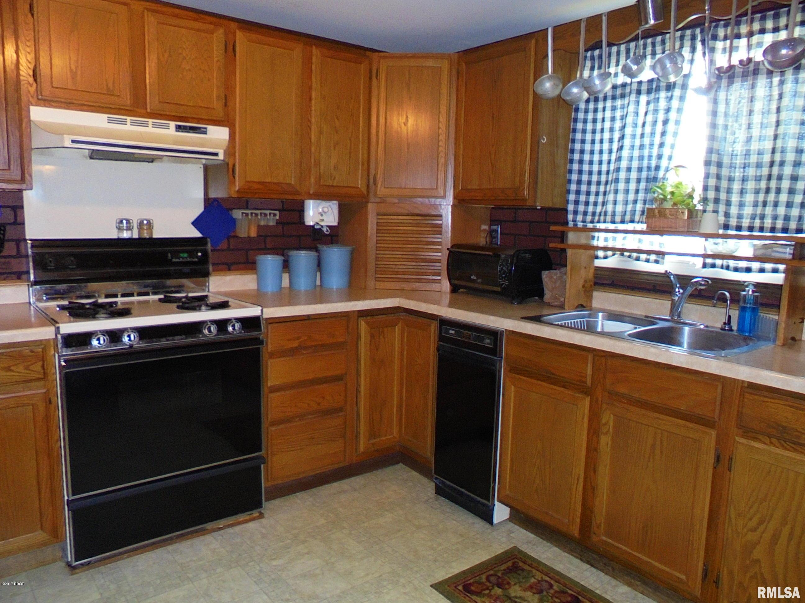 405 South Shaw Street Harrisburg, IL 62946 - Photo 5 of 28