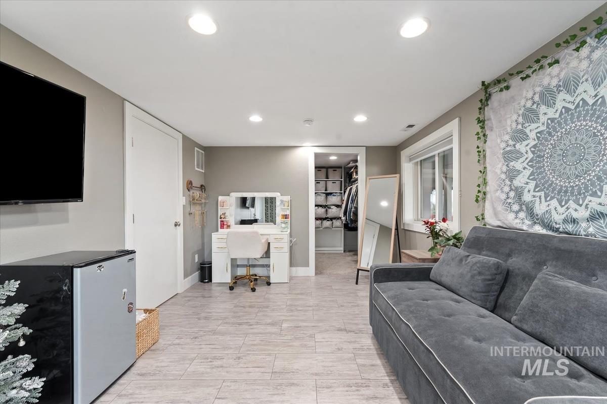 4814 Roberts Road Boise, ID 83705 - Photo 31 of 50 Living room featuring an office area and recessed lighting