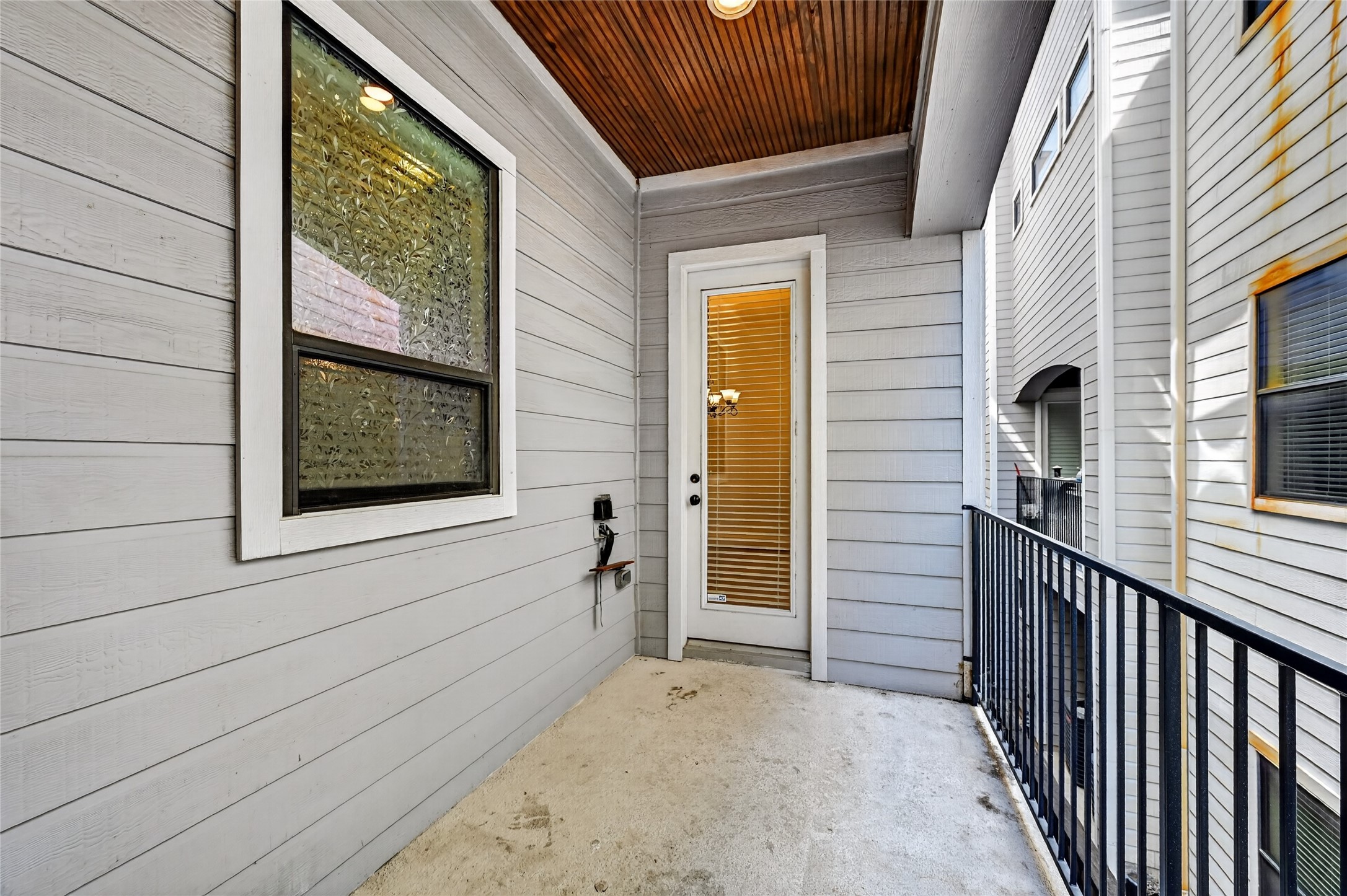 5305 Lillian Street, Unit B Houston, TX 77007 - Photo 13 of 32 Balcony right off kitchen on 2nd floor