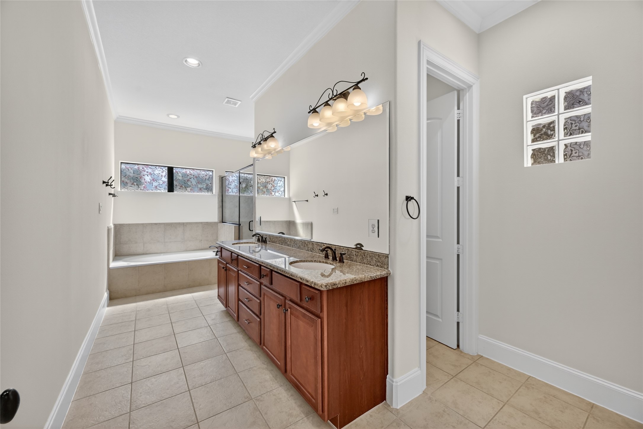 5305 Lillian Street, Unit B Houston, TX 77007 - Photo 18 of 32 Primary bathroom with double sink