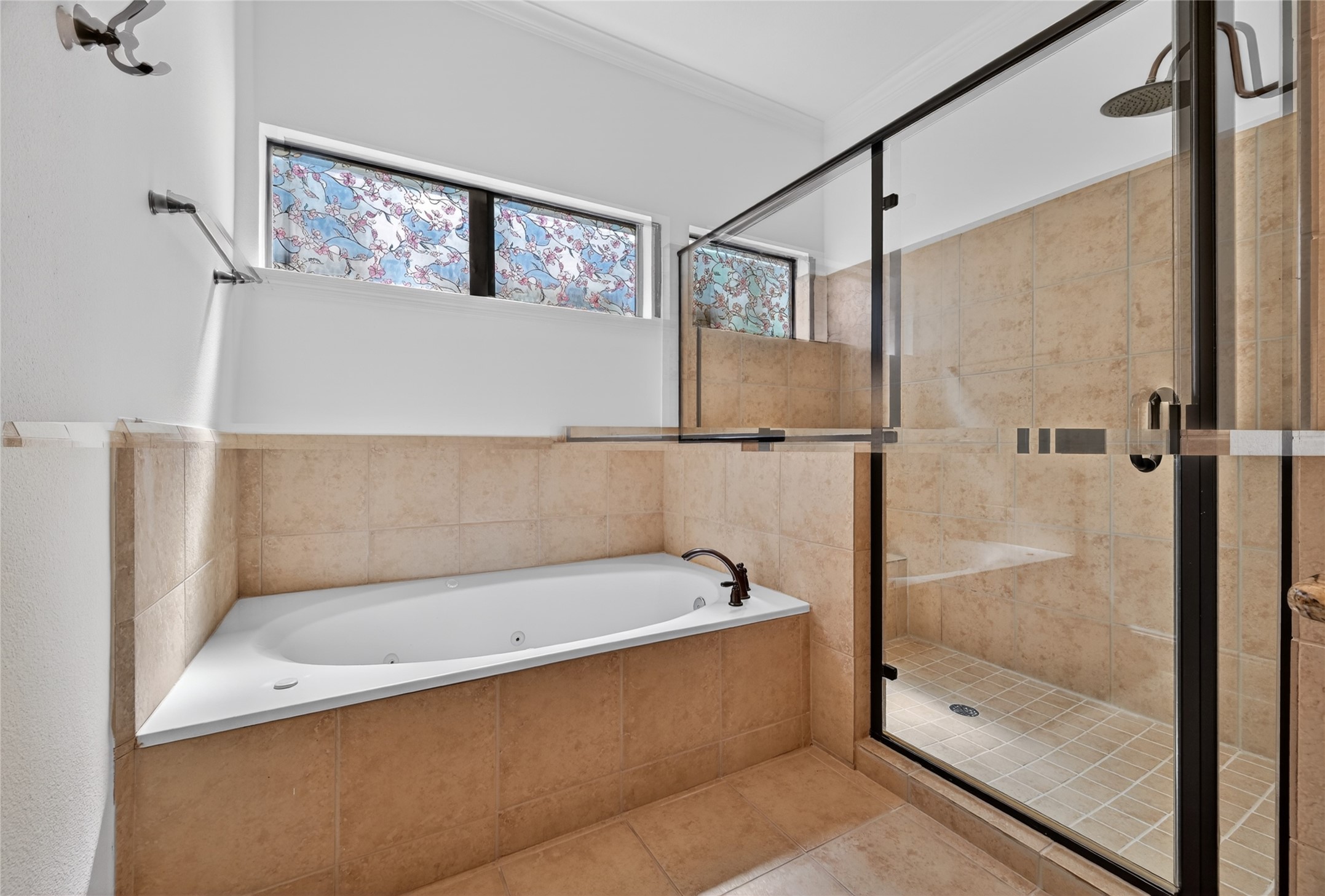 5305 Lillian Street, Unit B Houston, TX 77007 - Photo 20 of 32 Primary bath with jetted tub and separate shower