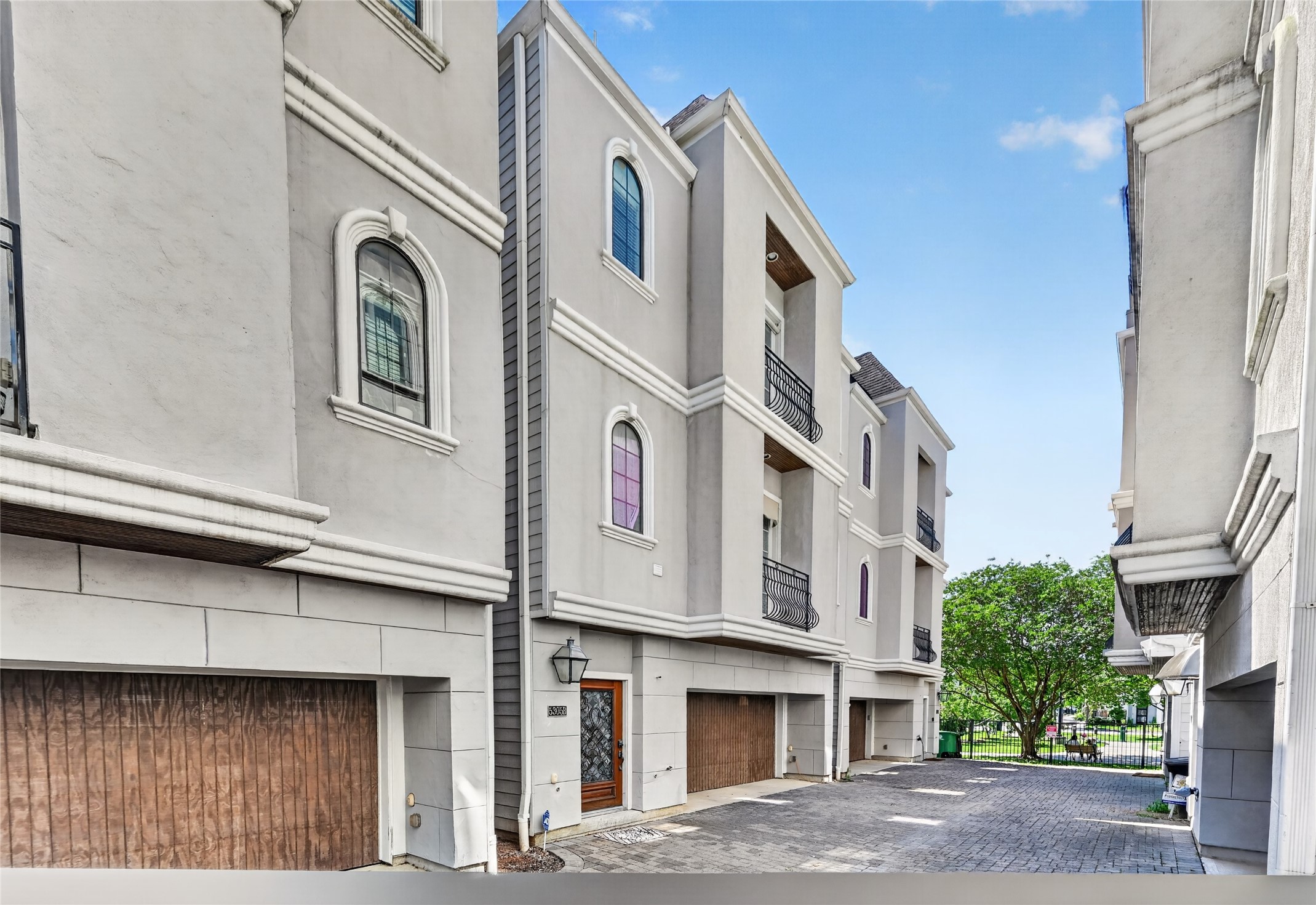5305 Lillian Street, Unit B Houston, TX 77007 - Photo 2 of 32 Freestanding Townhome
