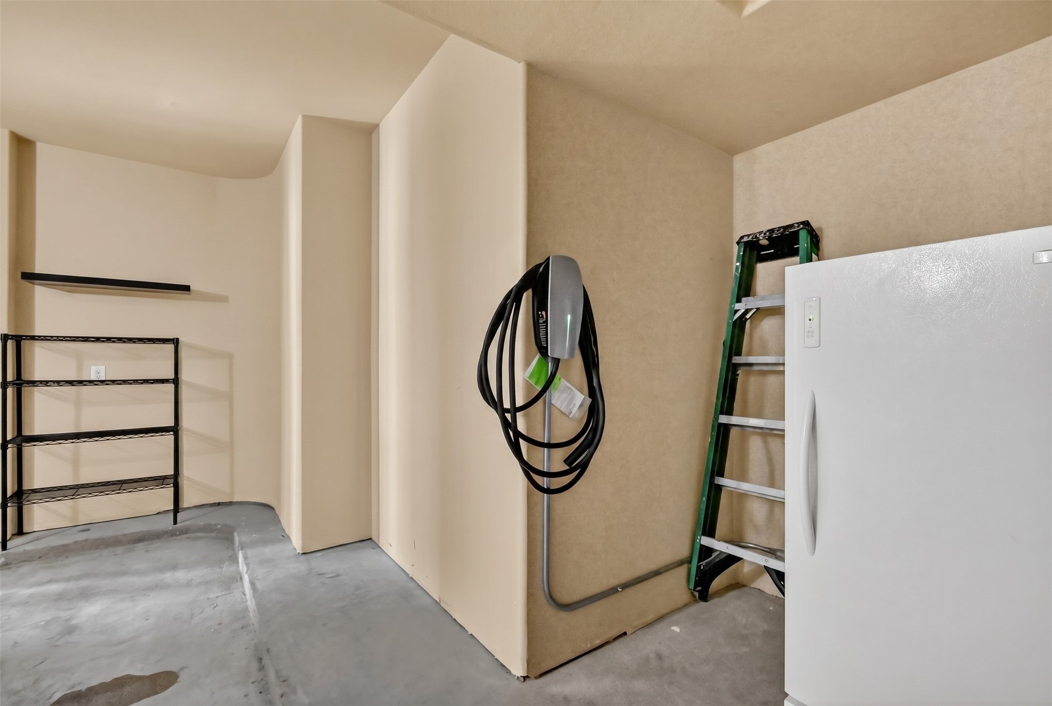 5305 Lillian Street, Unit B Houston, TX 77007 - Photo 29 of 32 Tesla charger