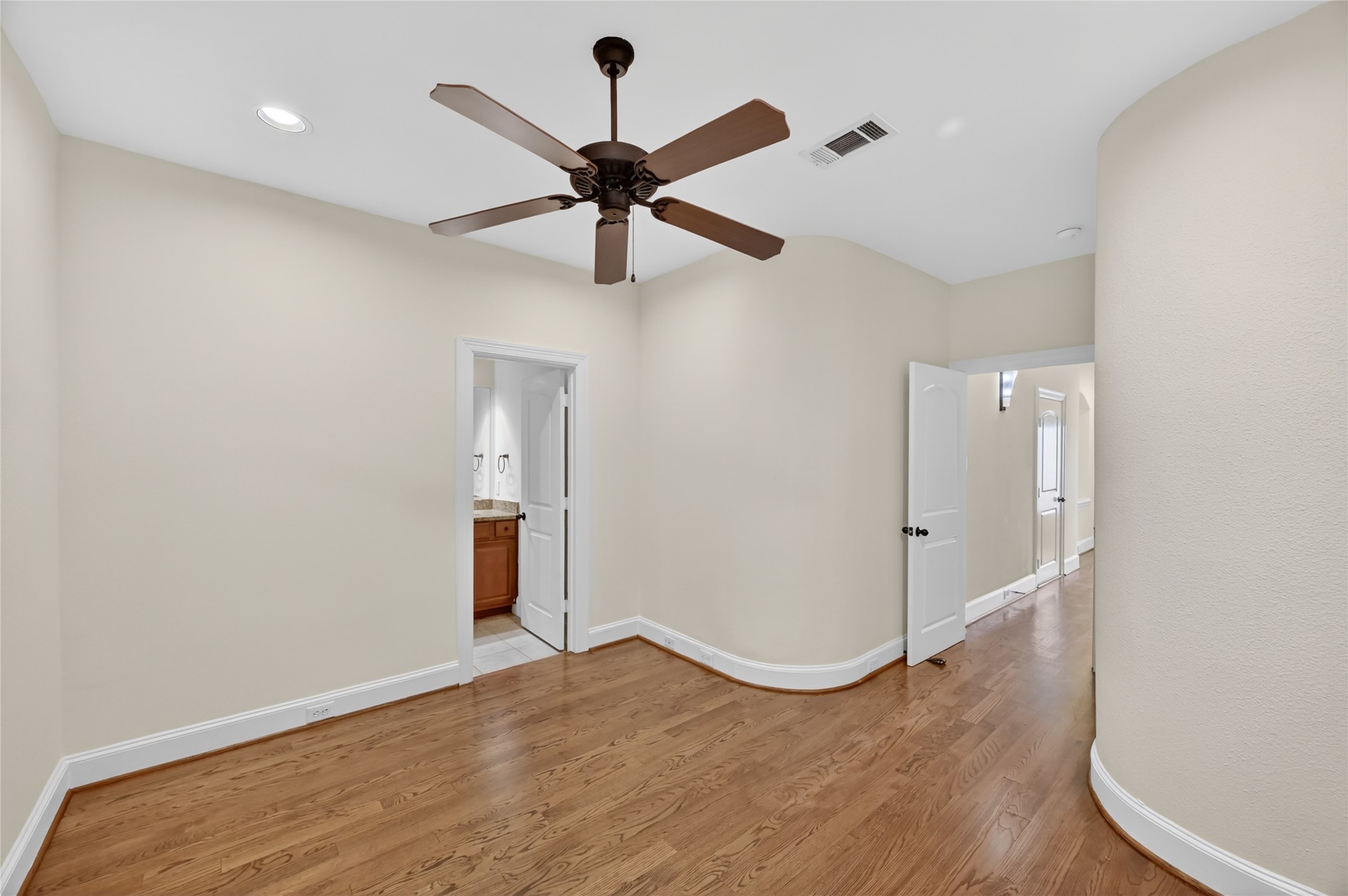 5305 Lillian Street, Unit B Houston, TX 77007 - Photo 5 of 32 En-suite bedroom on 1st floor